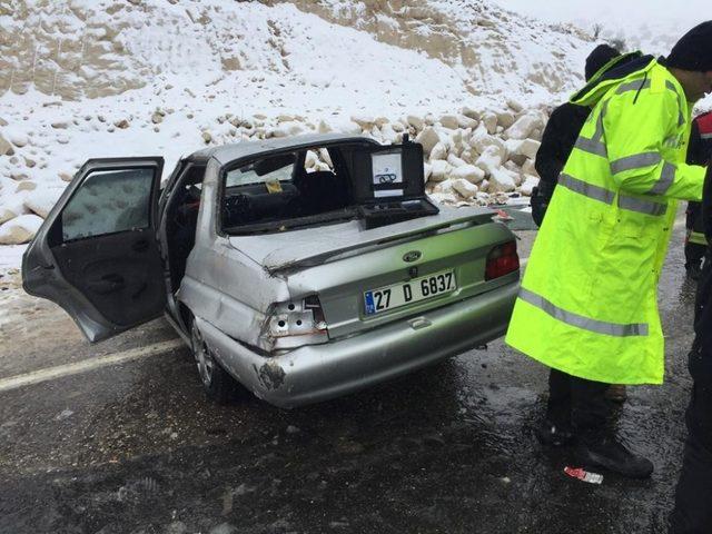 Otomobil karlı yolda takla attı: 4 yaralı