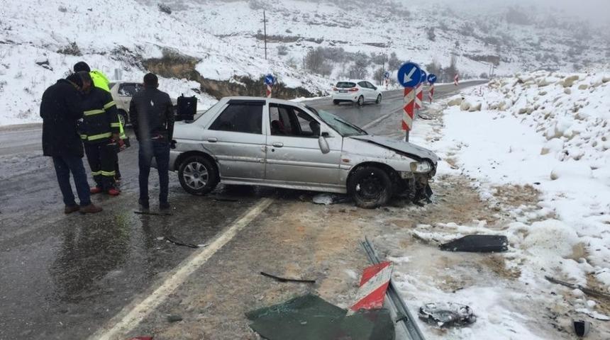 Otomobil karlı yolda takla attı: 4 yaralı