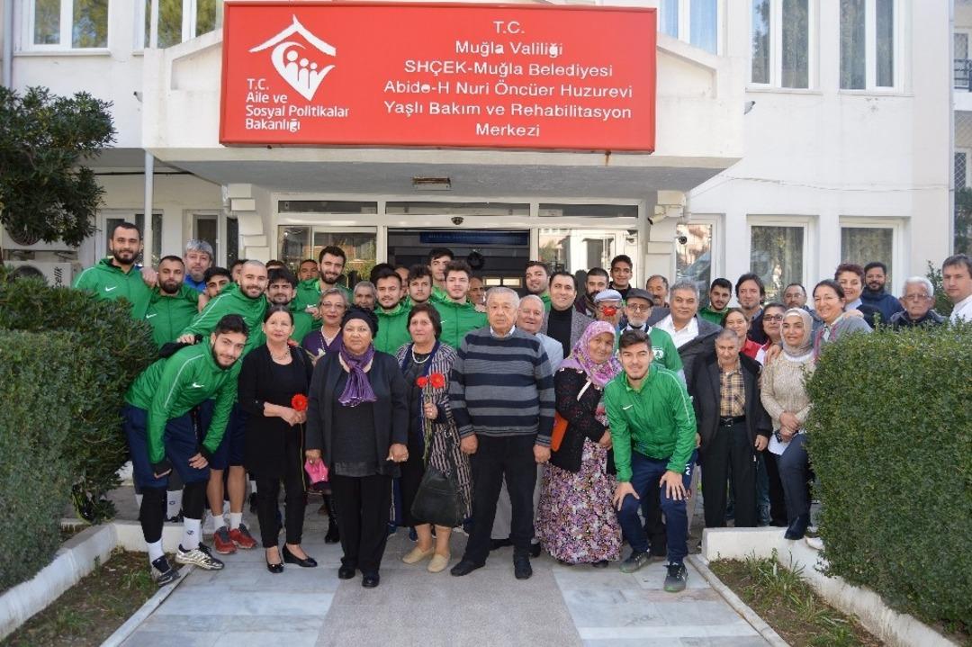 Muğlaspor&rsquo;dan huzurevi sakinlerine yeni yıl ziyareti