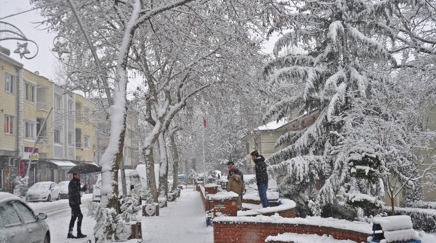 Eğitime kar engeli! Okullar tatil edildi