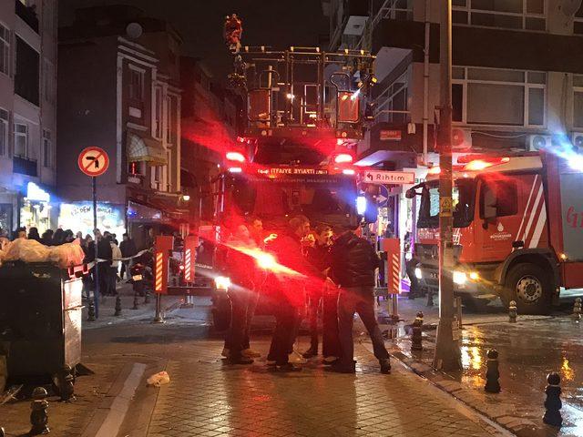 Kadıköy'de mobilya mağazasında yangın