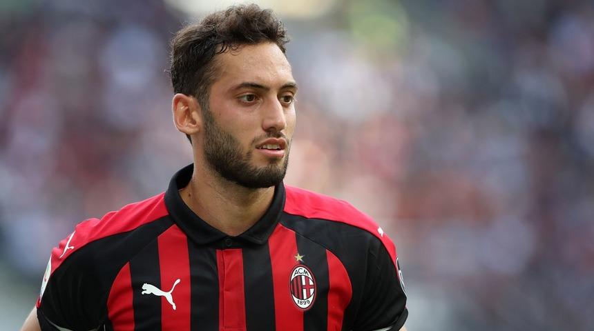 Hakan &Ccedil;alhanoğlu ile Milan arasında 1,5 milyon euroluk fark kaldı