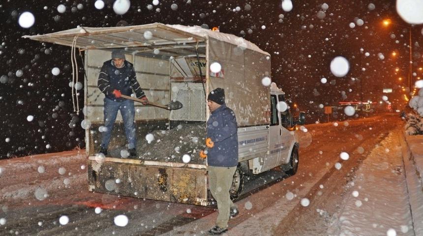 G&ouml;lbaşı il&ccedil;esinde kar temizleme ve tuzlama &ccedil;alışması