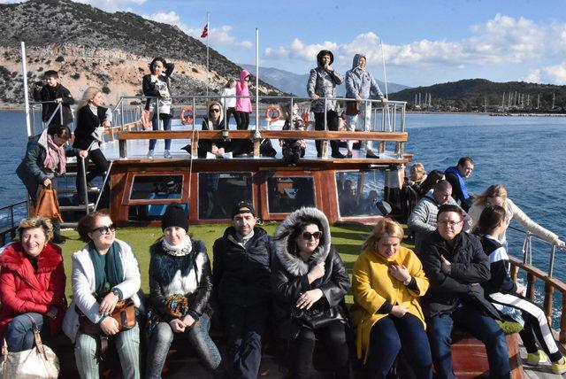 Turistler yat turuna çıkıp, denize girdi