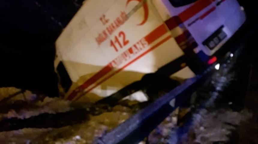 Sevkten d&ouml;nen ambulans kaza yaptı: 3 yaralı