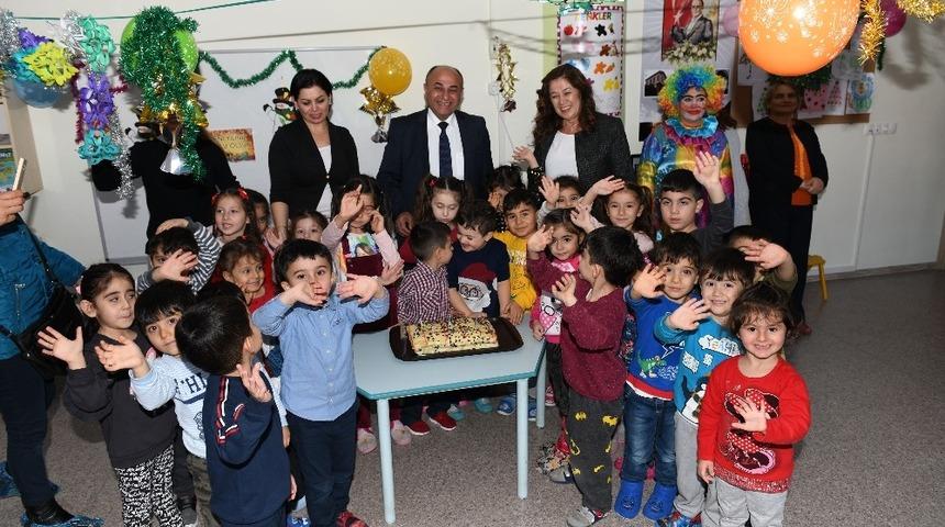 &Ccedil;iğli Belediyesi&rsquo;nden &ccedil;ocuklara yılbaşı eğlencesi