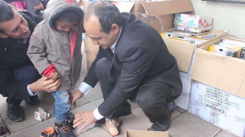 Siverek&rsquo;te engelli ailelerin &ccedil;ocuklarına mont ve bot yardımı yapıldı