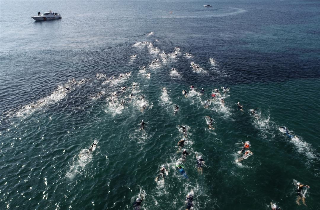 Onlarca kişi kış ortasında birinci olmak i&ccedil;in y&uuml;zd&uuml;