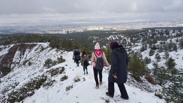 Soğuk havada yürüdüler