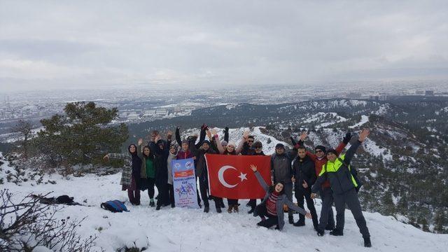 Soğuk havada yürüdüler