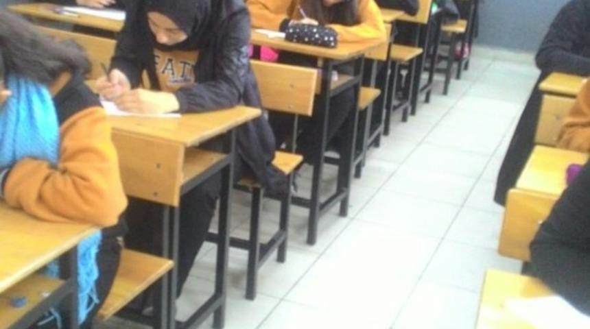 Bakan Sel&ccedil;uk&rsquo;un s&ouml;z&uuml;nden etkilenen lisede g&ouml;zetmensiz sınav