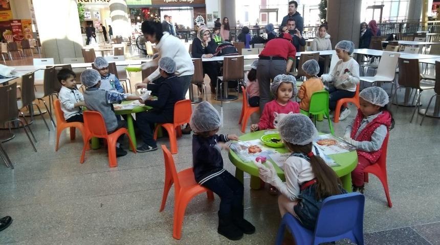 Minikler pizza yaparak eğlendi