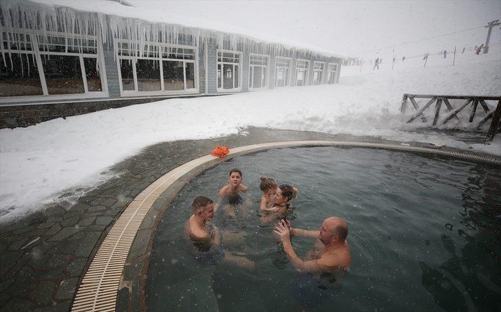 Uludağ'da buz gibi havada açık havuz keyfi  G1