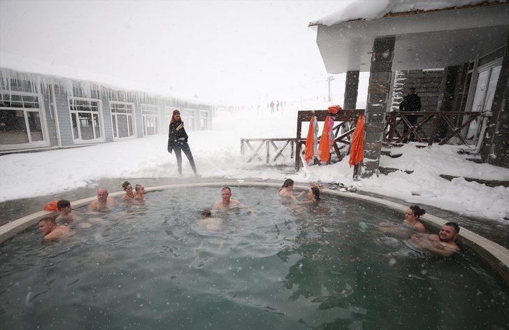 Uludağ'da buz gibi havada açık havuz keyfi  G4