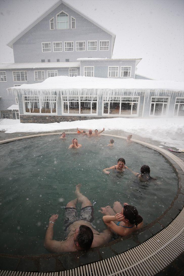 Uludağ'da buz gibi havada açık havuz keyfi  G5