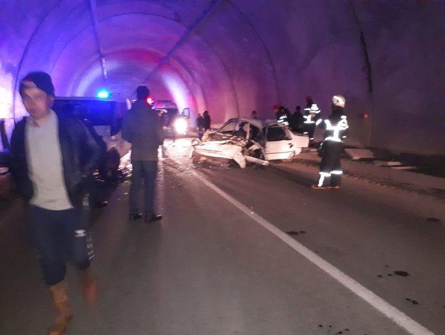 Tünelde 2 otomobil kafa kafaya çarpıştı: 1 yaralı