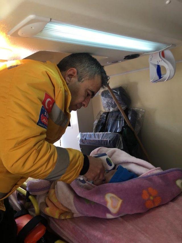 5 aylık Hüseyin bebeğe kapalı yolda paletli ambulansla ulaşıldı