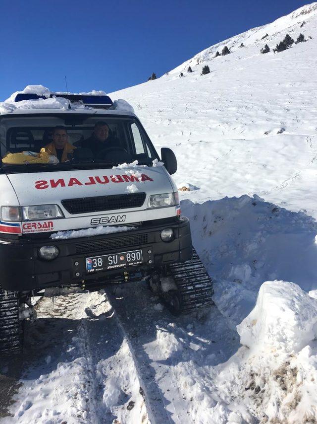 5 aylık Hüseyin bebeğe kapalı yolda paletli ambulansla ulaşıldı