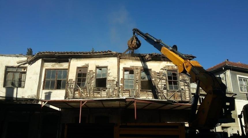 Tehlike oluşturan tarihi ev yıkıldı