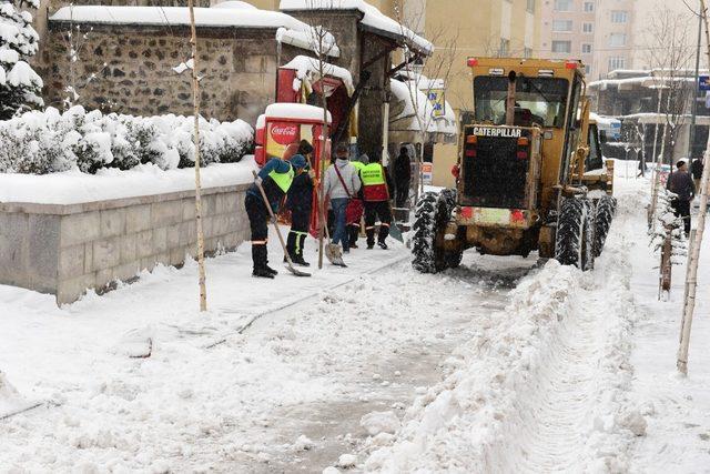 Yakutiye, kar çalışmalarına devam ediyor