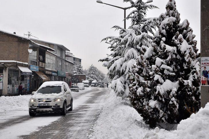 Ahlat’ta tüm köy yolları ulaşıma kapandı G3