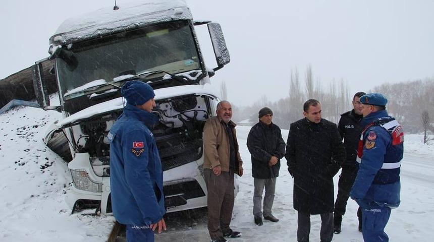 Tuzlama çalışmalarını sahaya inerek kontrol etti
