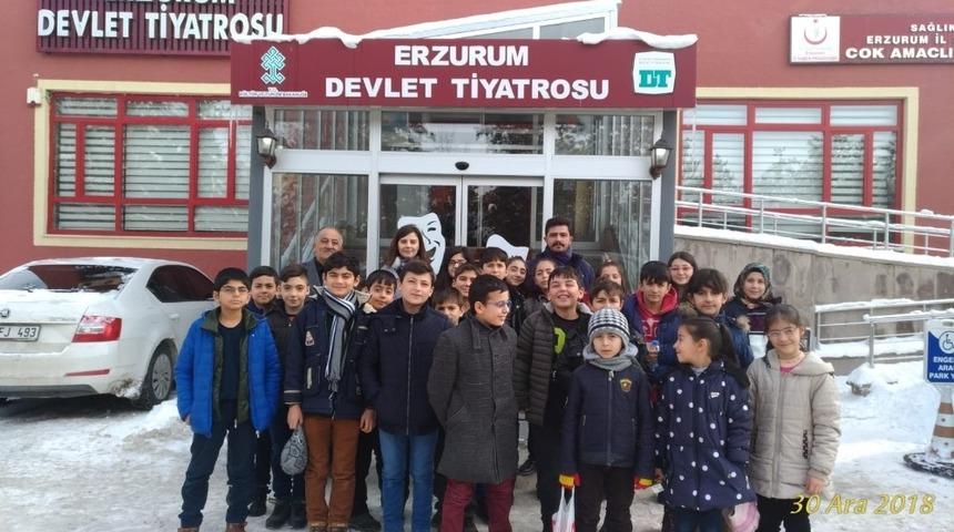 Kurs &ouml;ğrencileri Tiyatroda