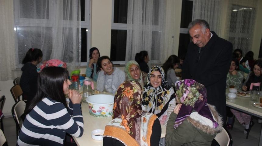 G&ouml;nen, yurtları denetledi