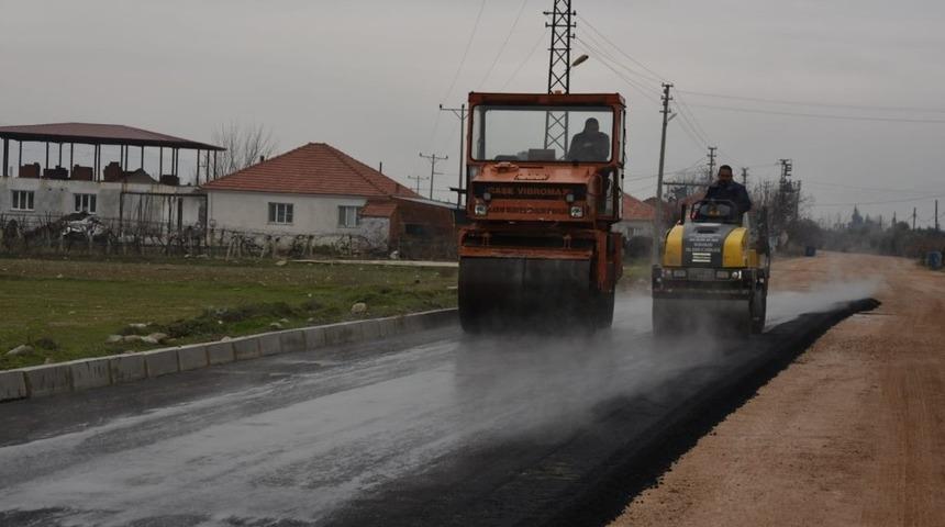 Alaşehir&rsquo;de sıcak asfalt &ccedil;alışmaları devam ediyor