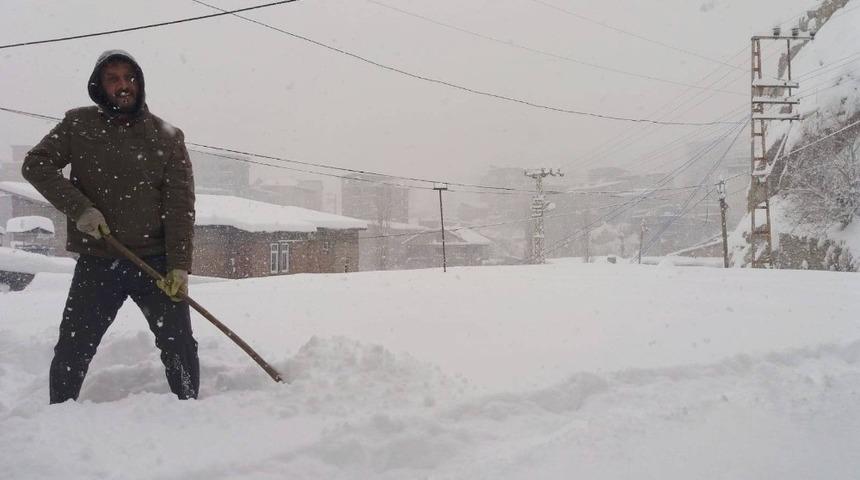 Hakkari’de 240 yerleşim yerinin yolu kapandı