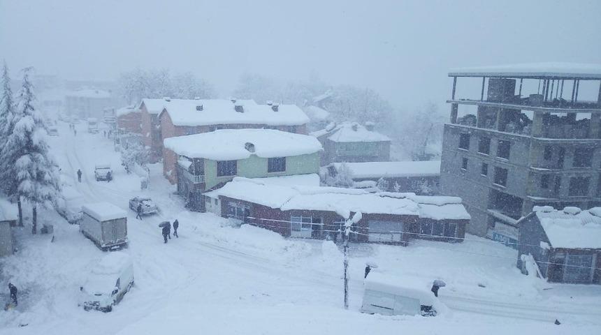 &Ccedil;ukurca&rsquo;da kar kalınlığı 58 santimetreyi buldu
