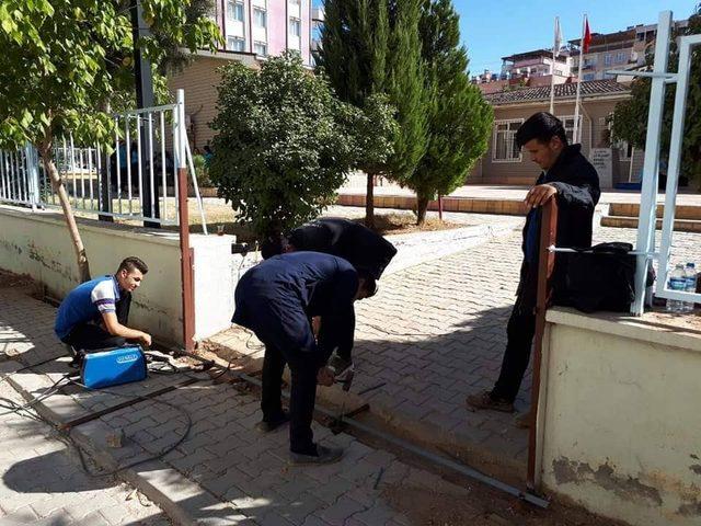 Meslek lisesi öğrencileri köy okullarını güzelleştiriyor