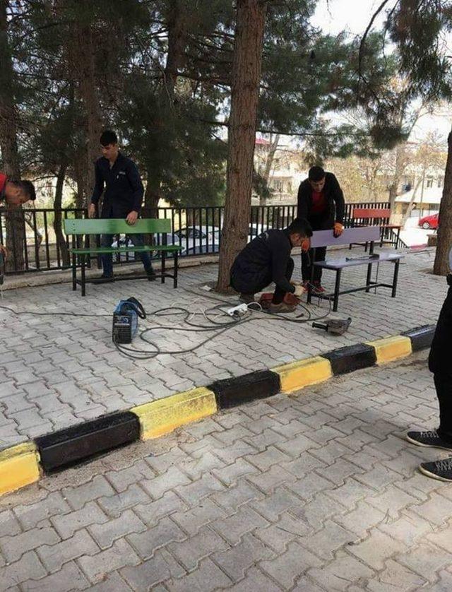 Meslek lisesi öğrencileri köy okullarını güzelleştiriyor