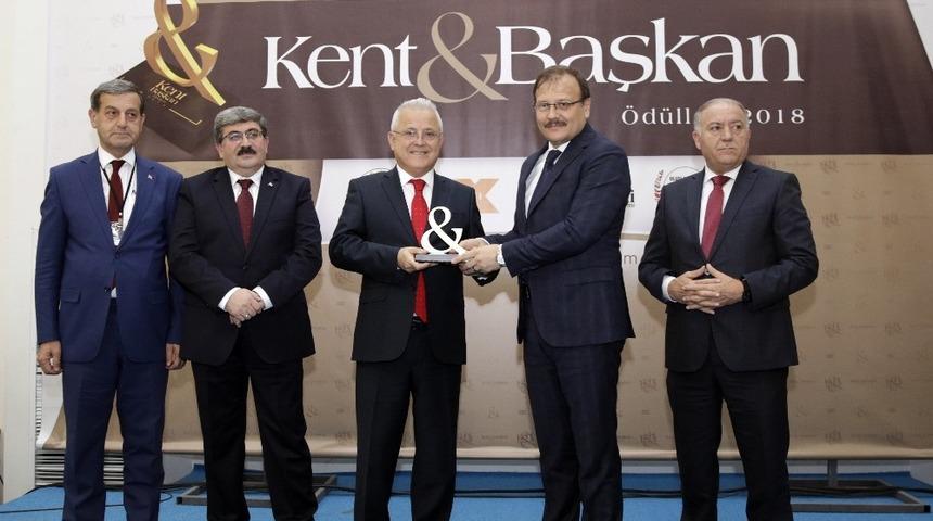 Menderes T&uuml;rel&rsquo;e yılın belediye başkanı &ouml;d&uuml;l&uuml;