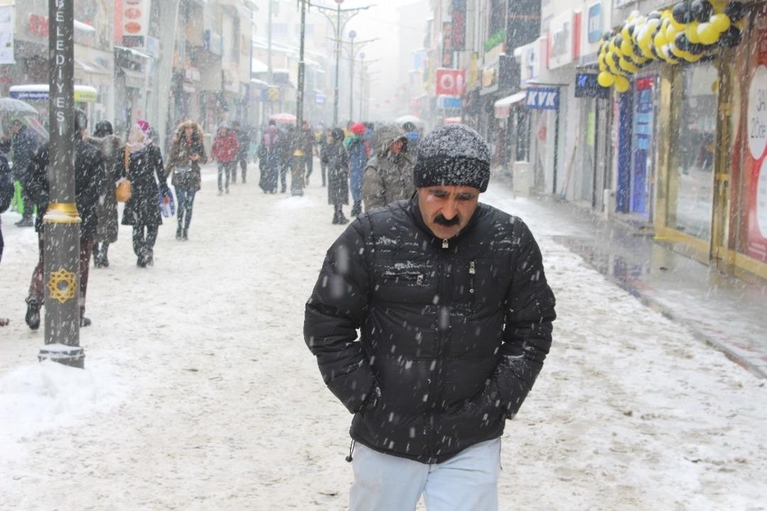 Ağrı&rsquo;da kar yağışı