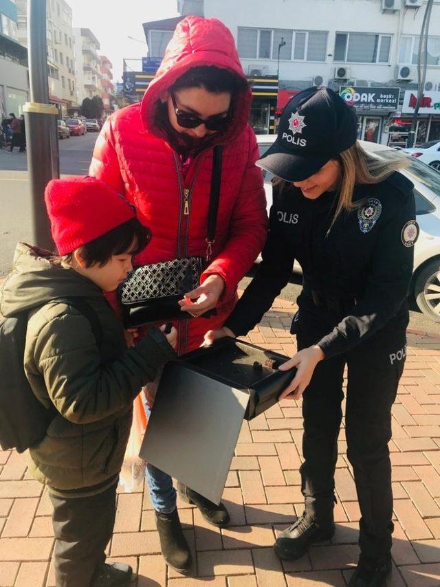 Polisler sürücüleri hem uyardı hemde çikolata dağıtarak yeni yılını kutladı