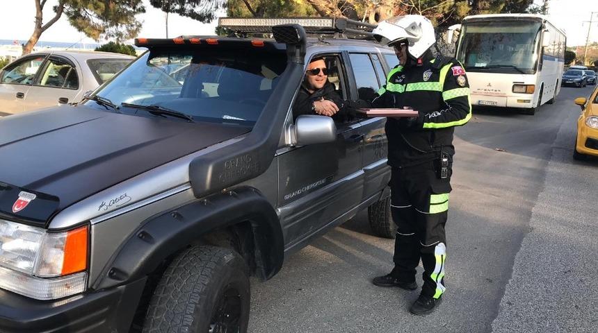 Polisler s&uuml;r&uuml;c&uuml;leri hem uyardı hemde &ccedil;ikolata dağıtarak yeni yılını kutladı