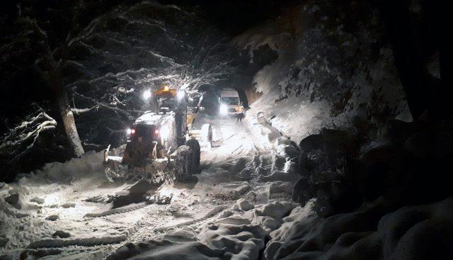 Van'da 3 hasta, kardan kapanan yollar açılarak hastaneye ulaştırıldı