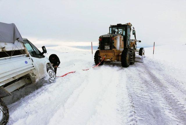 Van'da 3 hasta, kardan kapanan yollar açılarak hastaneye ulaştırıldı