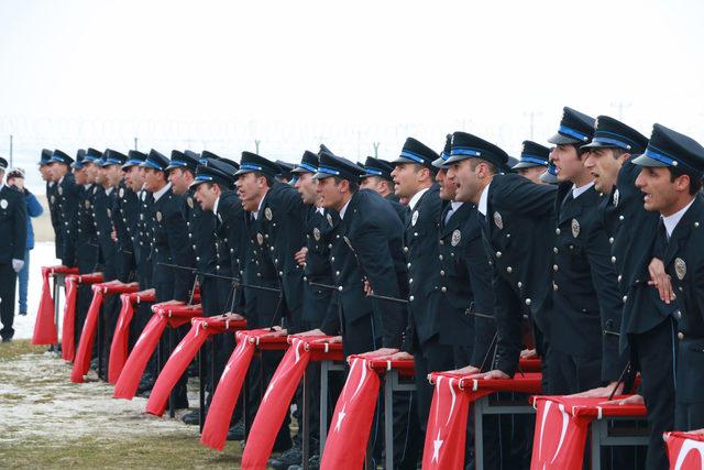 Polis adayları soğuk havada yemin etti