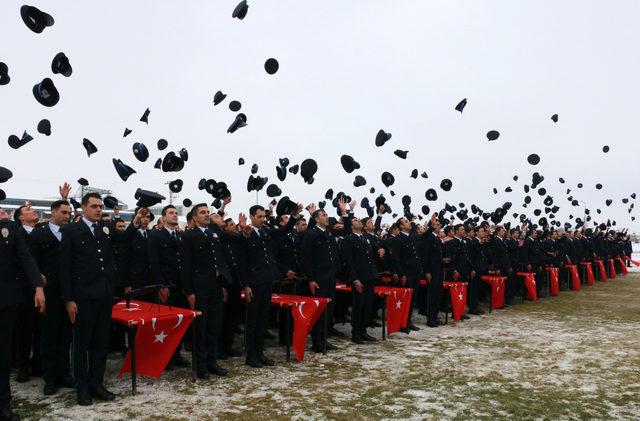 Polis adayları soğuk havada yemin etti