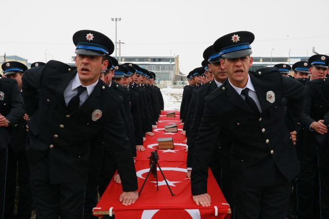 Polis adayları soğuk havada yemin etti