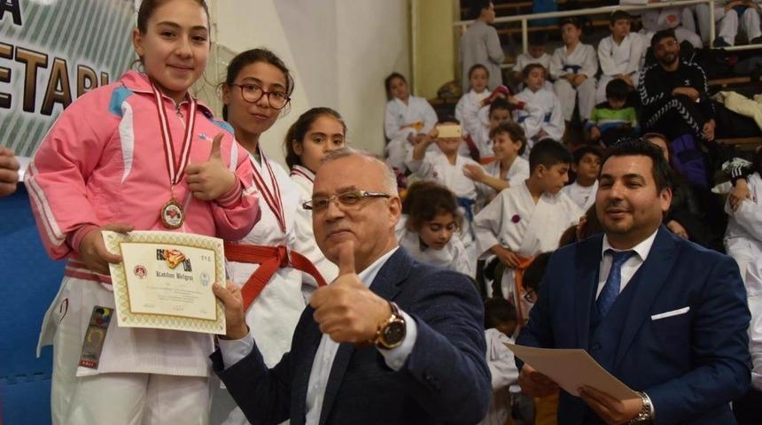 Salihli&rsquo;de karate r&uuml;zgarı esti