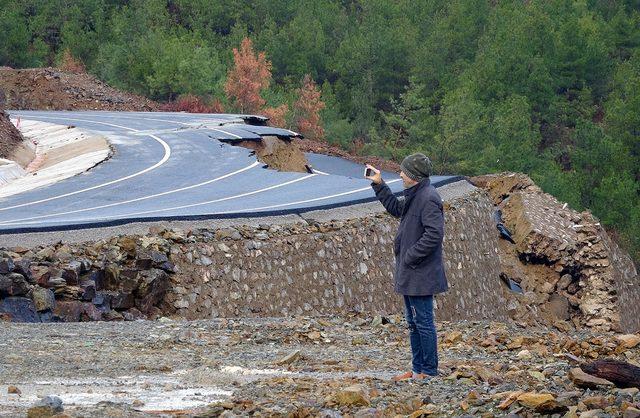 Anamur'da yol çöktü