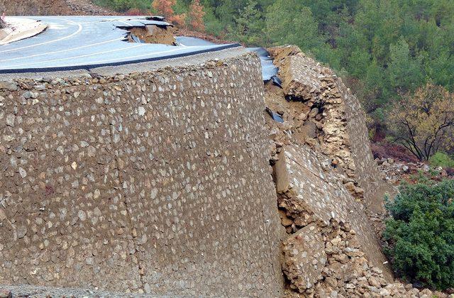 Anamur'da yol çöktü