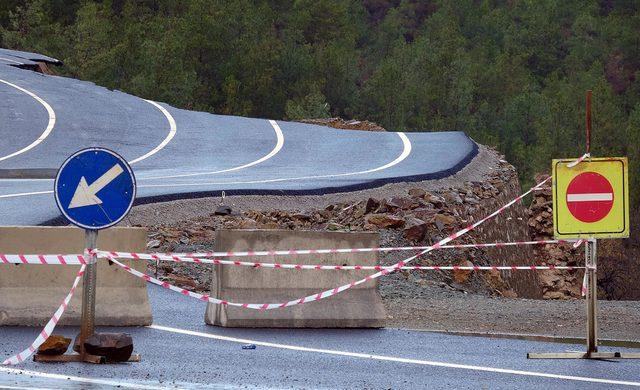 Anamur'da yol çöktü