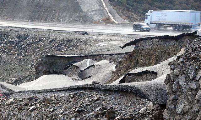 Anamur'da yol çöktü