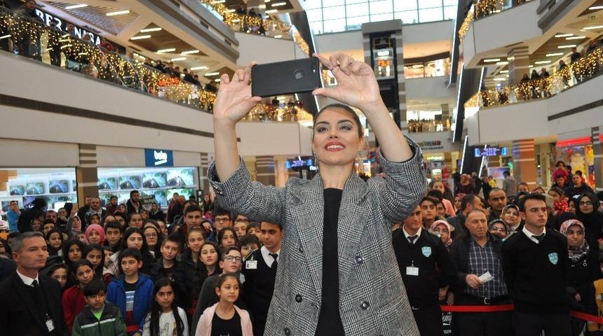 KAYSERmall Alışveriş Merkezi&rsquo;nde Gaye Turgut Evin r&uuml;zgarı esti