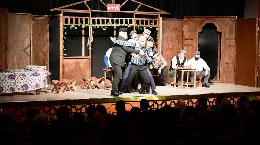 Komşu k&ouml;y&uuml;n delisi oyunu izleyenlerden tam not aldı