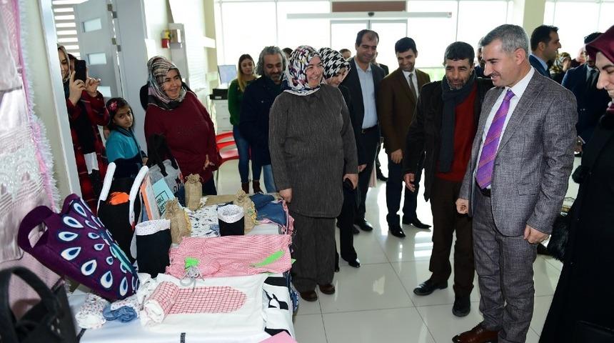 &lsquo;Kadın yaşamdan zarif dokunuşlar&rsquo; sergisi